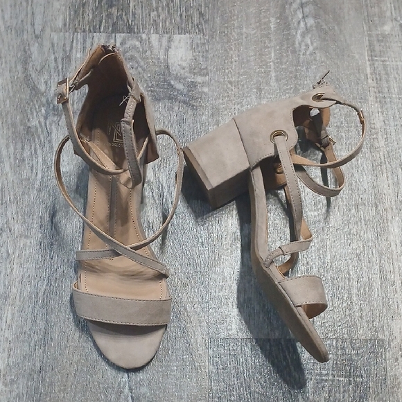 Tan Block Heels By New Directions, Sz 10 , New Without Tags Or Box. - Picture 1 of 6